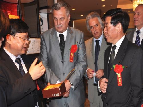 羅馬尼亞湖南黑茶推介會(huì)上，周重旺董事長(zhǎng)在向客商介紹臻藏茯茶_副本
